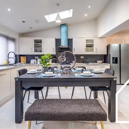 Spacious 4 Bedroom House With Pool Table And Pac-man Games In The Centre Prázdninový dům