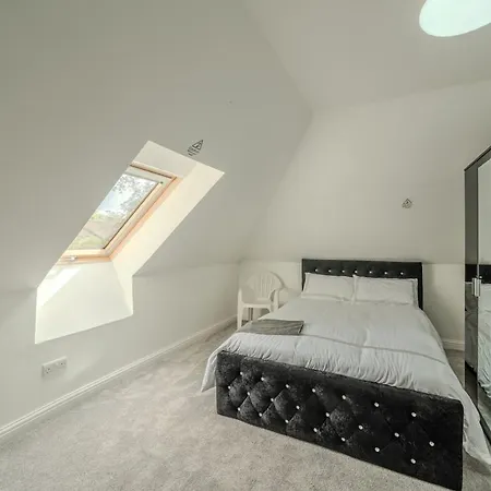 Modern 4-bed Retreat In Prestwich, Perfect For Weekend Getaways
