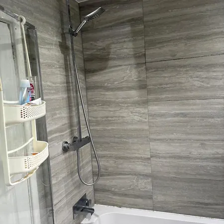 Female&family Single, Double And King Size With Shared Bathroom *