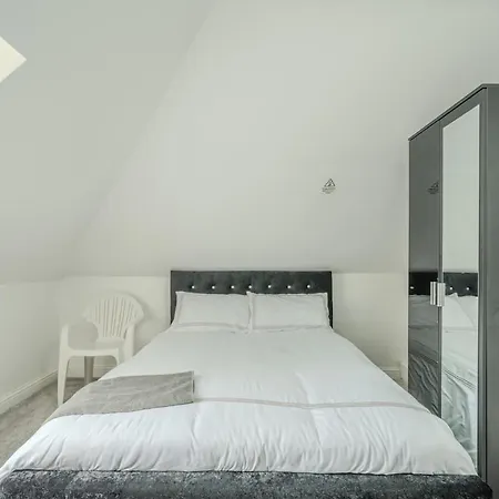 Modern 4-bed Retreat In Prestwich, Perfect For Weekend Getaways