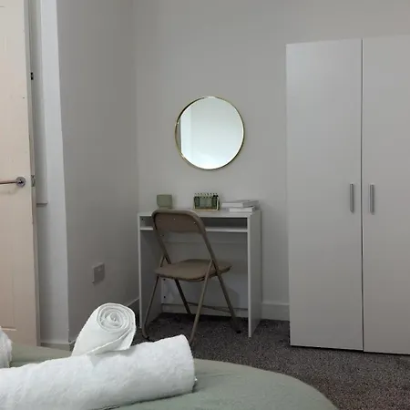 Feriehus Home Near Etihad, Free Parking, Workplace & Garden *