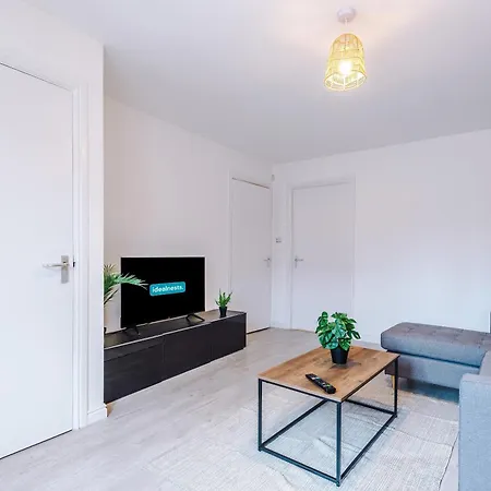 Modern 3 Bedroom - Driveway Parking For 2 Vehicles, Close To Centre * Манчестер