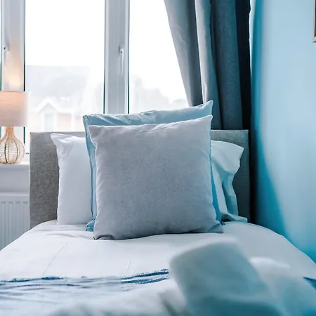Дом отдыха Modern 3 Bedroom - Driveway Parking For 2 Vehicles, Close To Centre *