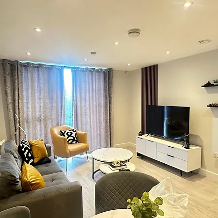 Modern 2 Bed, 2 Bath With Ensuite By Avalora Short Lets & Serviced Salford, Near Tram Manchester, Train Station, Parking