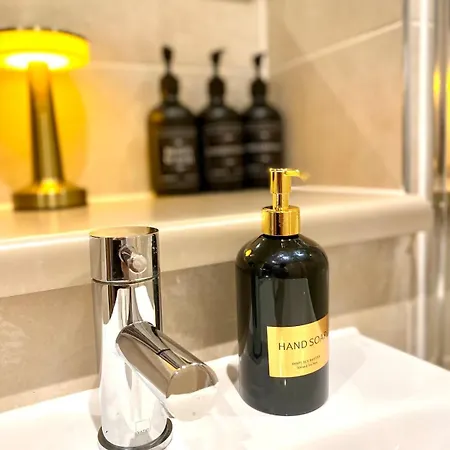 شقة Lux Stylish 2 Bed High Rise With Parking And Balcony