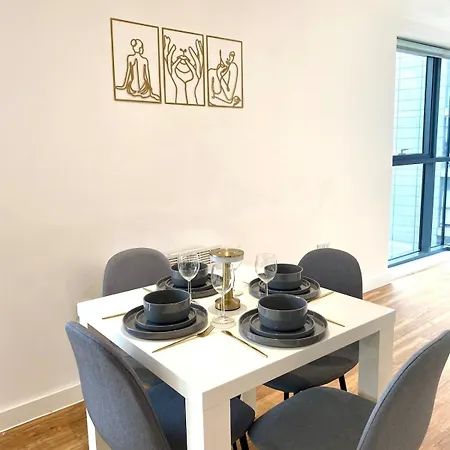 Lux Stylish 2 Bed High Rise With Parking And Balcony *