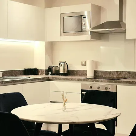 2 Bed Sleeps 4 With Free Parking Apartment