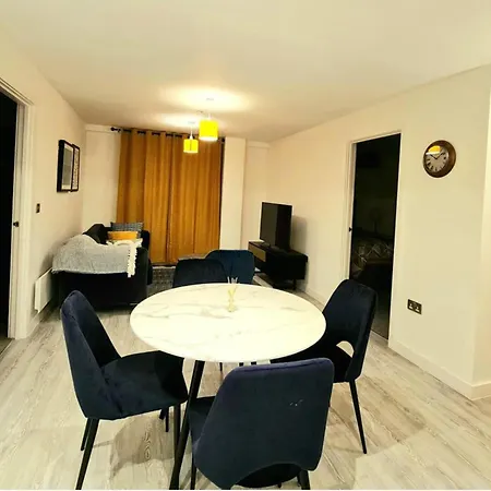 Apartment 2 Bed Sleeps 4 With Free Parking *