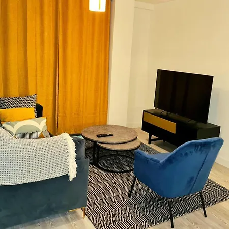 2 Bed Sleeps 4 With Free Parking Apartment