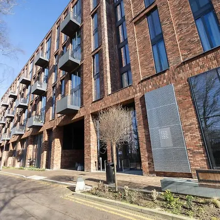 Stylish 3-bed Near Victoria