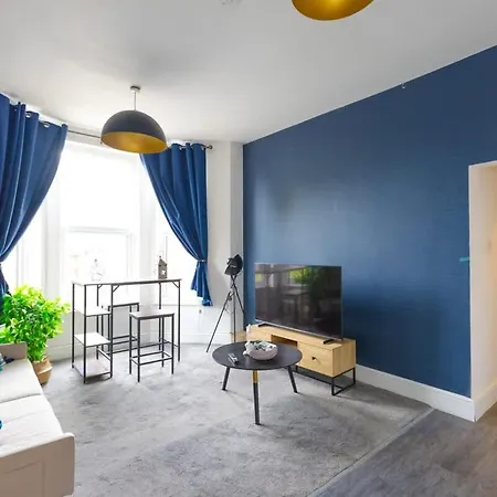 Cozy 2 Bedroom In Quiet M16 Area Prefect For Friends Or Couples *