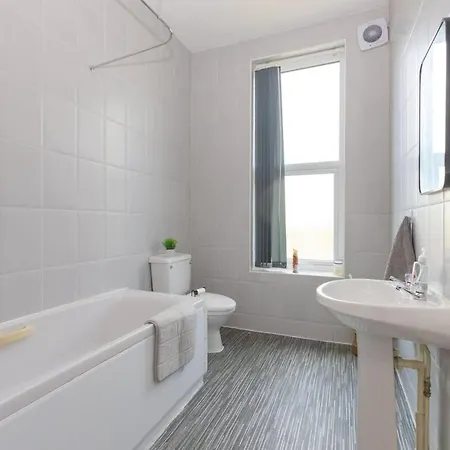 Apartment Cozy 2 Bedroom In Quiet M16 Area Prefect For Friends Or Couples *