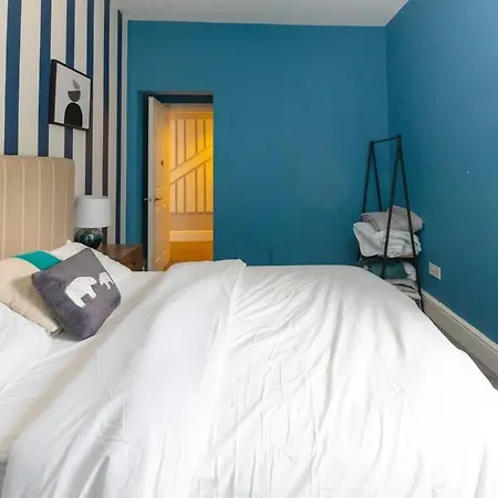 Cozy 2 Bedroom In Quiet M16 Area Prefect For Friends Or Couples Apartment