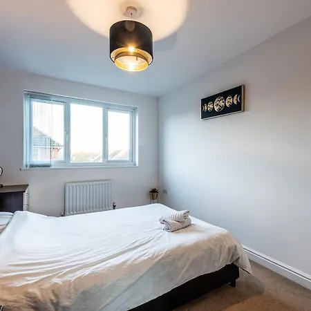 Modern 4 Bed House Perfect For Contractors With Free Parking Σπίτι διακοπών *