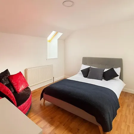 Ferienhaus Modern 3-bed Townhouse Centre Free Parking