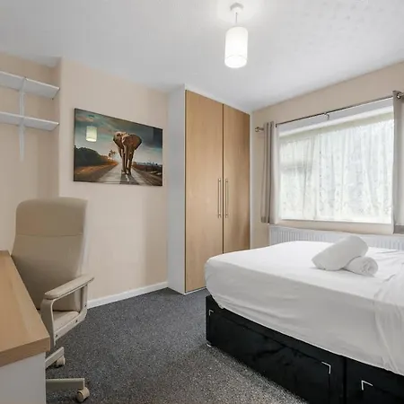 4 Bedroom In Northenden By Superhost *