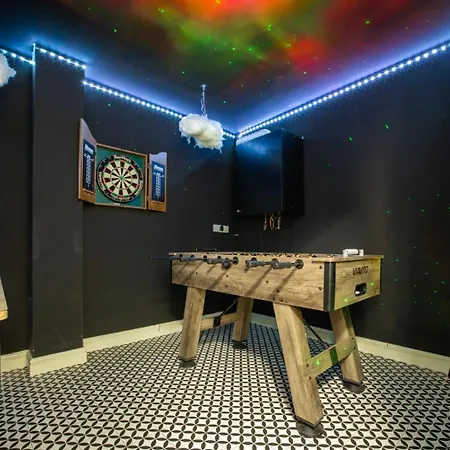 Townhouse Sleeps 14 - Free Parking Ferienhaus