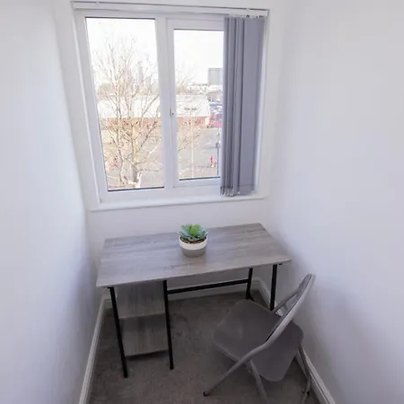 Townhouse Sleeps 14 - Free Parking *