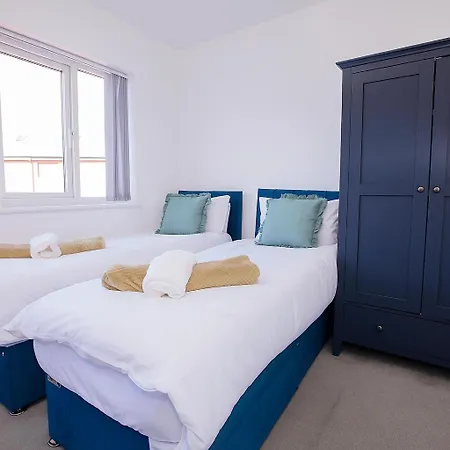 Townhouse Sleeps 14 - Free Parking