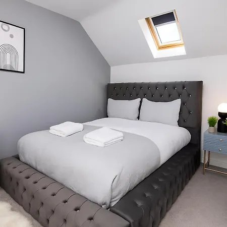 Ferienhaus Townhouse Sleeps 14 - Free Parking *