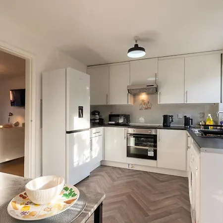 Cosy 2 Bedroom - 8 Mins From Centre - Free Parking - 4gc *