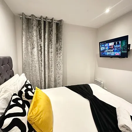 Modern 2 Bed, 2 Bath With Ensuite By Avalora Short Lets & Serviced Salford, Near Tram Manchester, Train Station, Parking Διαμέρισμα