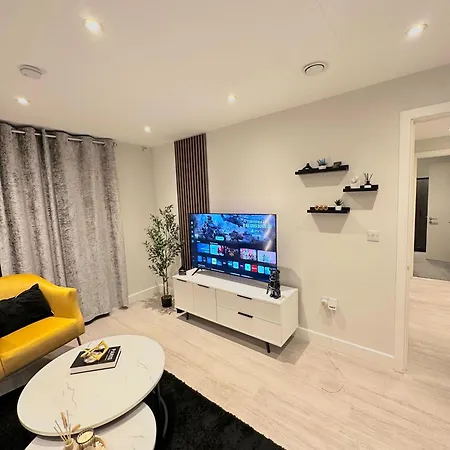 Modern 2 Bed, 2 Bath With Ensuite By Avalora Short Lets & Serviced Salford, Near Tram Manchester, Train Station, Parking Διαμέρισμα *
