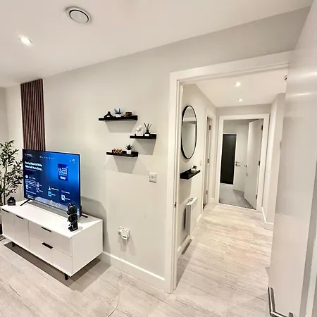 Διαμέρισμα Modern 2 Bed, 2 Bath With Ensuite By Avalora Short Lets & Serviced Salford, Near Tram Manchester, Train Station, Parking Μάντσεστερ