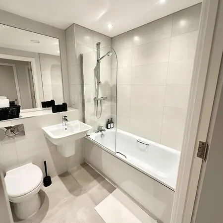 Modern 2 Bed, 2 Bath With Ensuite By Avalora Short Lets & Serviced Salford, Near Tram Manchester, Train Station, Parking *