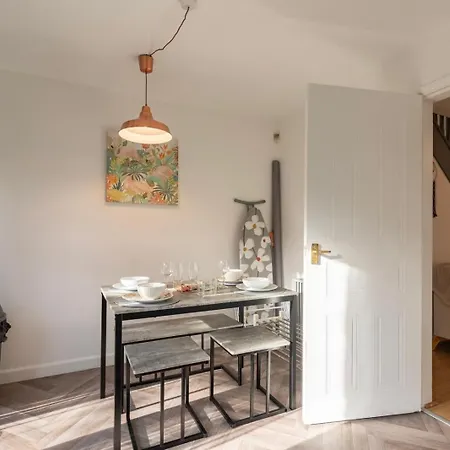 Cosy 2 Bedroom - 8 Mins From Centre - Free Parking - 4gc *