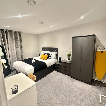 Modern 2 Bed, 2 Bath With Ensuite By Avalora Short Lets & Serviced Salford, Near Tram Manchester, Train Station, Parking *