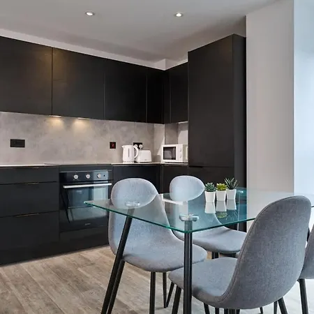 Joyful Group - Warm 2 Bed Ensuite Near Centre And Old Trafford Apartmán *