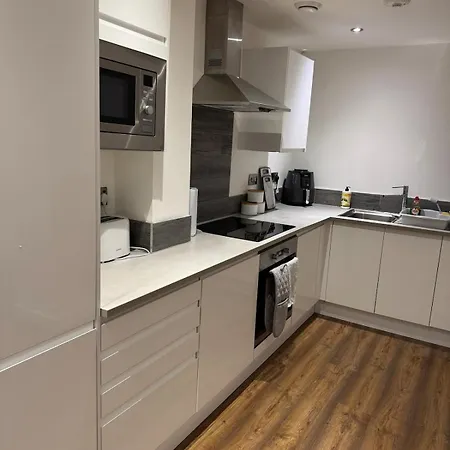 Stylish 2-bed By Cente דירה *