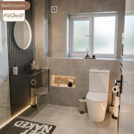 3br House By Mystayuk Short Lets & Serviced With Free Wifi & Free Parking *