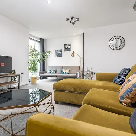 Chic 3bd Abode With Pool Table - Etihad - Coop Live - Free Parking