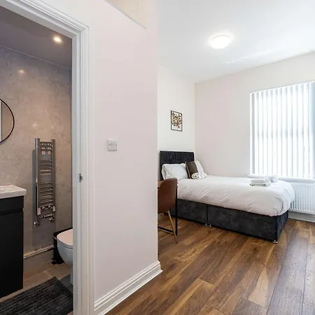 The Groves House- 4 En-suite Beds, Close To Hospital & Mcr Uni Holiday home Manchester