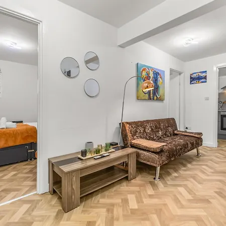 Bright 2br With Free Parking Manchester