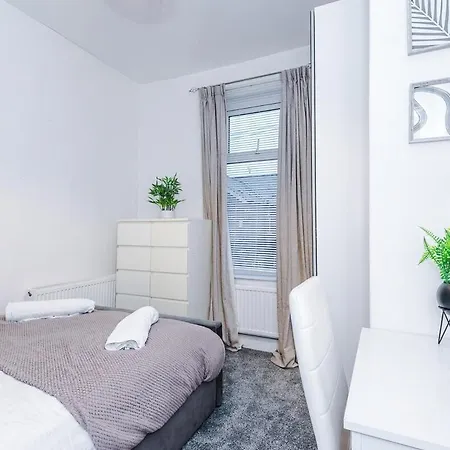 Dom wakacyjny Oldtrafford - Sleeps 6 - Free Parking - Free Wifi *