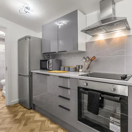 Bright 2br With Free Parking Holiday home *