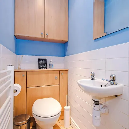 4 Bed House - Sleeps 8 - Free Parking - Manchester Ferienhaus Manchester