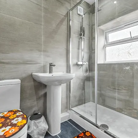 Сasa de vacaciones 3 Bedroom House 4 Beds Free Parking 2sd Mánchester