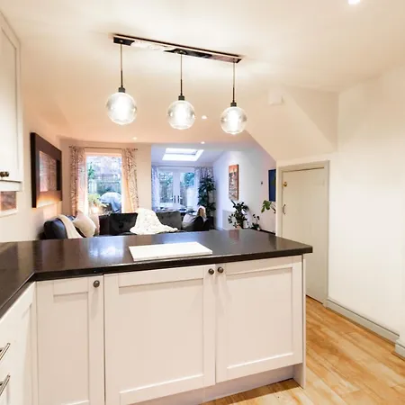 Cosy 4br House, West Didsbury, Bars And Restaurants Close By, Free Parking, Sleeps 8 * Mánchester