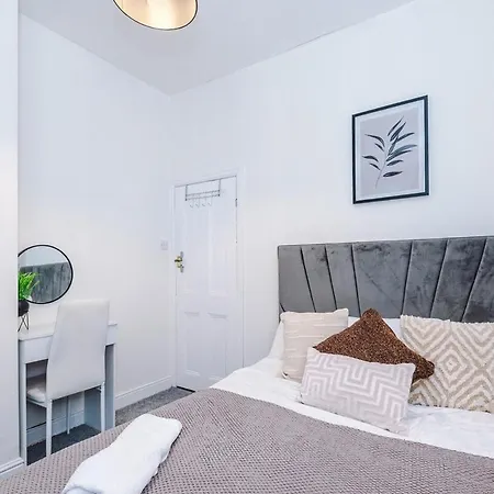 Dom wakacyjny Oldtrafford - Sleeps 6 - Free Parking - Free Wifi *