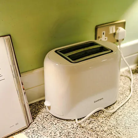 4 Bed House - Sleeps 8 - Free Parking - Manchester * Manchester