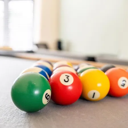 Spacious 3br - Pool Table - Games - Sleeps 9 Ferienhaus *