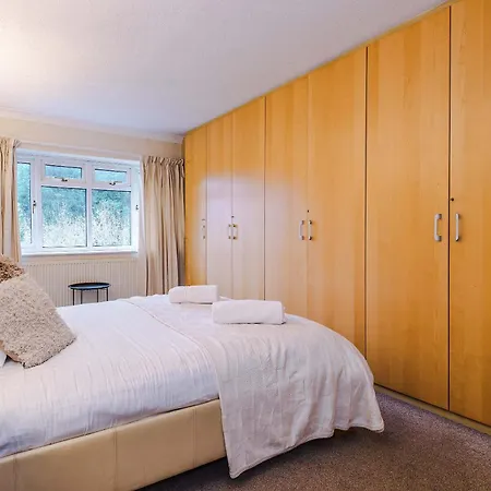 4 Bed House - Sleeps 8 - Free Parking - Manchester Ferienhaus