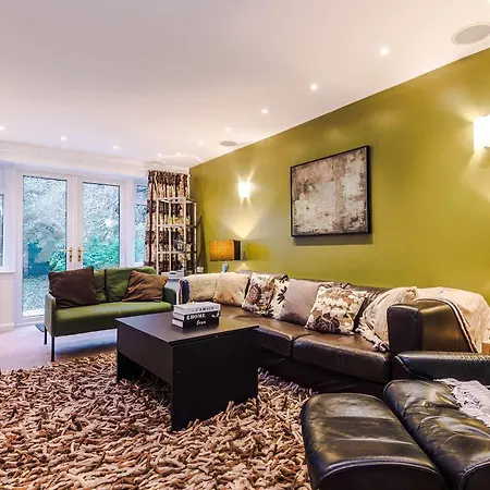 4 Bed House - Sleeps 8 - Free Parking - Manchester