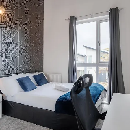 Chic 3bd Abode With Pool Table - Etihad - Coop Live - Free Parking