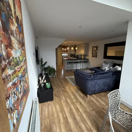 Cosy 4br House, West Didsbury, Bars And Restaurants Close By, Free Parking, Sleeps 8 Mánchester