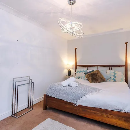 4 Bed House - Sleeps 8 - Free Parking - Manchester *